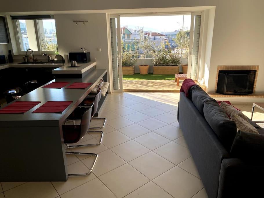 Spacious And Sunkissed 3Br & 2 Bathrooms Apartment アテネ エクステリア 写真