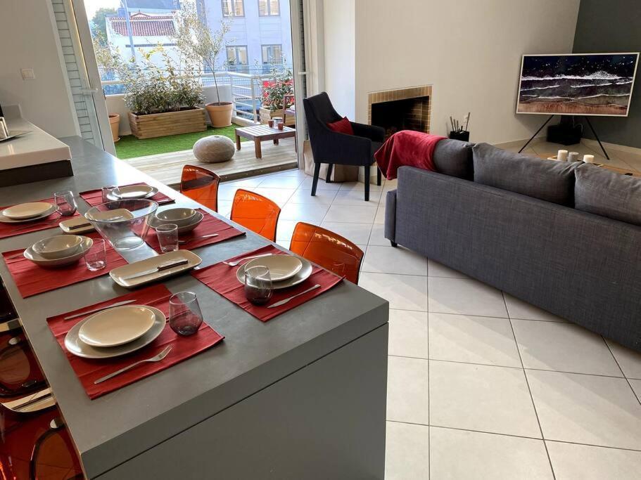 Spacious And Sunkissed 3Br & 2 Bathrooms Apartment アテネ エクステリア 写真