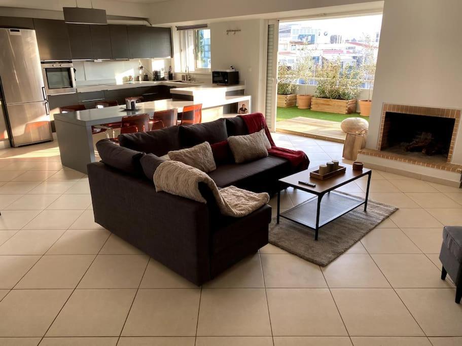 Spacious And Sunkissed 3Br & 2 Bathrooms Apartment アテネ エクステリア 写真